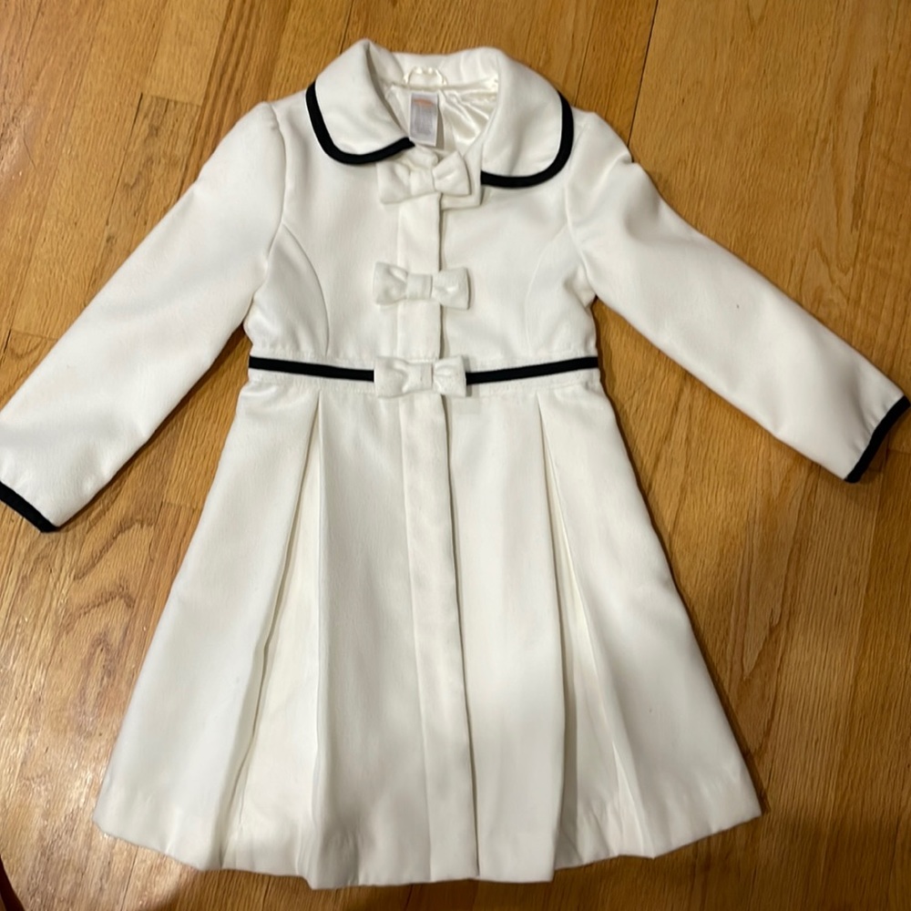Girls Gymboree white dress coat black trim bow detailing.  Size 5/6